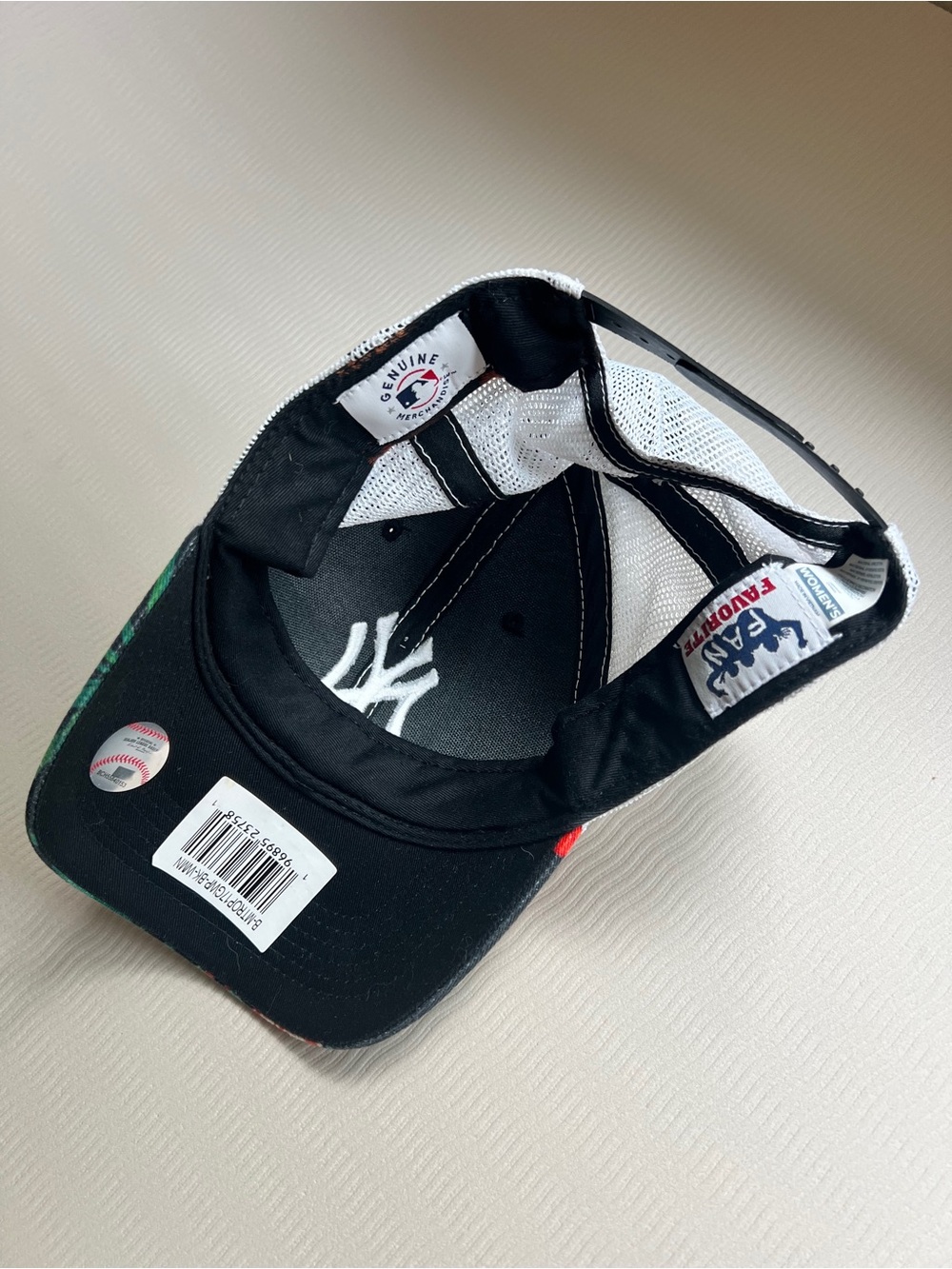 "Rare Find" NY Yankees Women’s Tropical Floral Trucker Hat – NWT - Picture 5 of 6